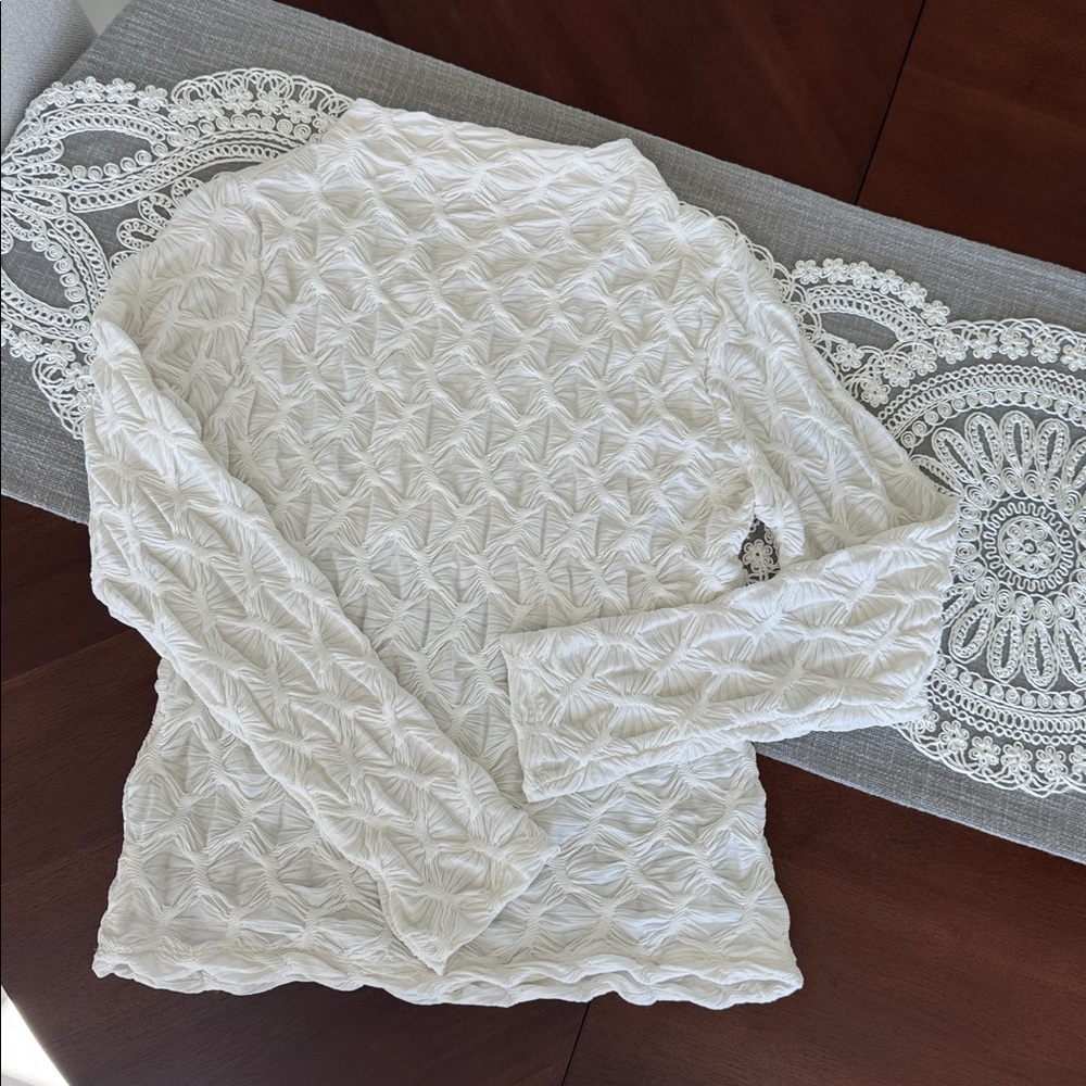 Maeve by ANTHROPOLOGIE Textured White Long Sleeve Top in excellent condition